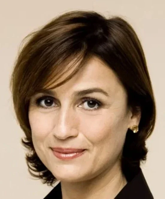 <img src="sandra_maischberger.webp" width="551" height="667" alt="Brustbild einer 40 jährigen Frau mit dunklen Haaren."/>